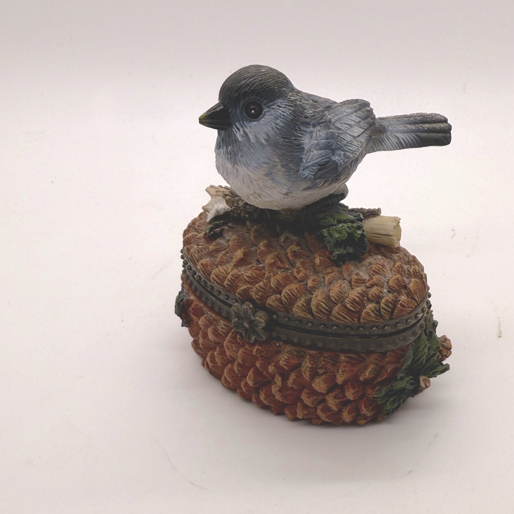 Department 56 Chickadee Bird on Pinecone Hinged Trinket‎ Ring dresser vanity Box